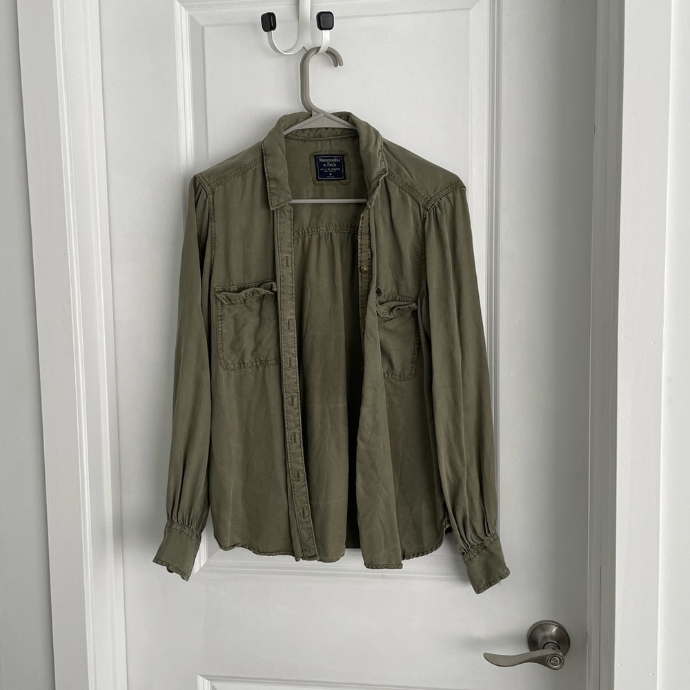 Abercrombie & Fitch Hunter Green Button Down Shirt. Size M